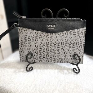 🖤🖤EUC- Guess Los Angeles, Black and Gray Gleeson Wristlet Wallet🖤🖤